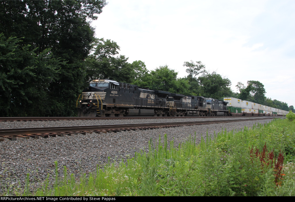 NS 4269 leads a stack train West